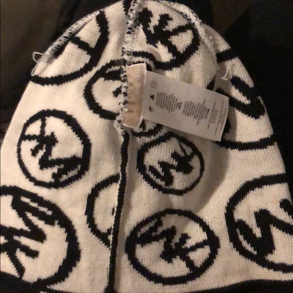 Michael Kors beanie - Picture 2 of 3